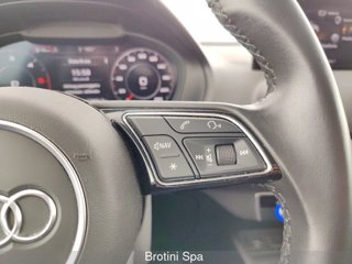 AUDI Q2 35 TDI S tronic Identity Black 12