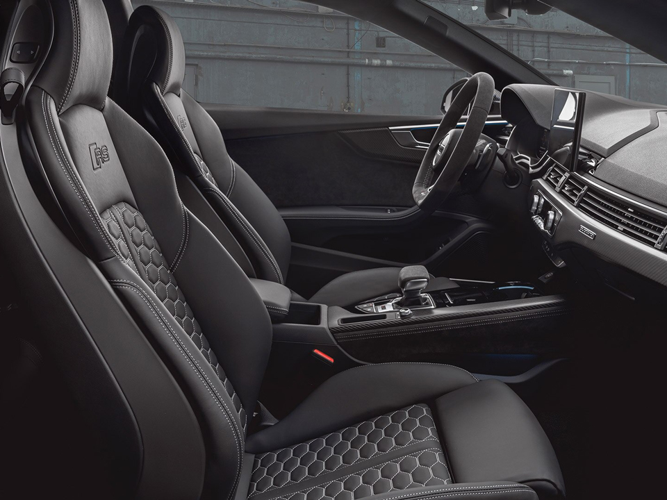 Audi RS 5 Coupé La Spezia e Massa interni